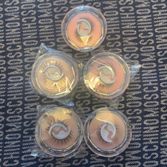 4 pairs of false lashes - Picture 2 of 3